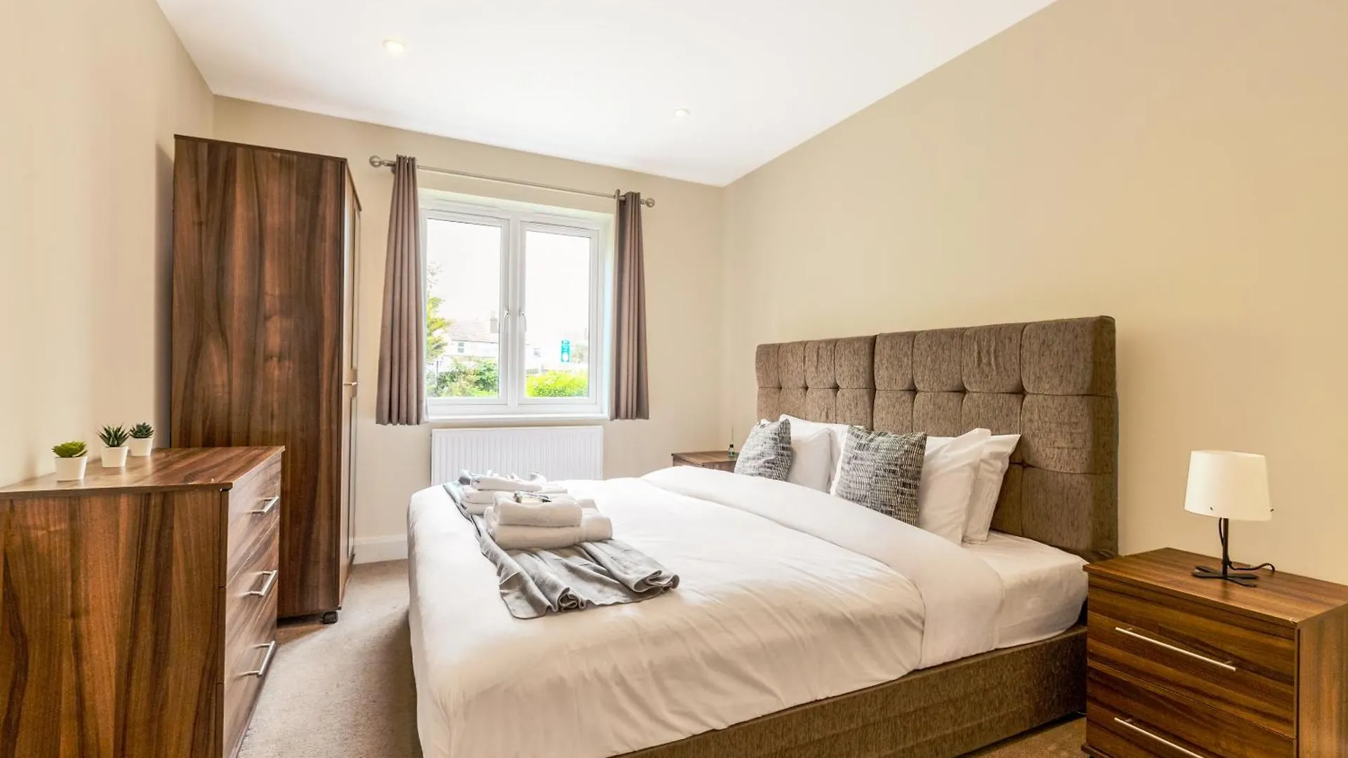 Cosy 2Br Flat With Patio, Heathrow 5 Mins Away Apartment Stanwell United Kingdom