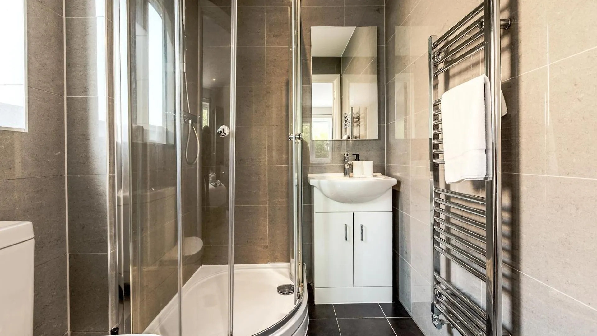Cosy 2Br Flat With Patio, Heathrow 5 Mins Away Apartment Stanwell United Kingdom