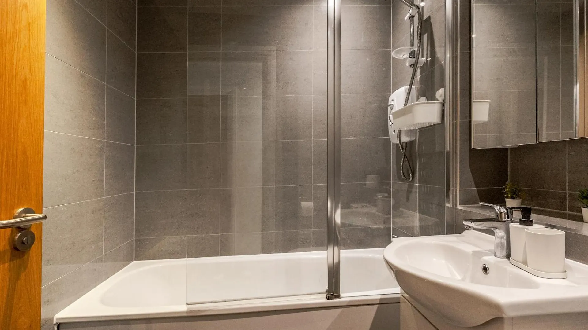 Cosy 2Br Flat With Patio, Heathrow 5 Mins Away Apartment Stanwell