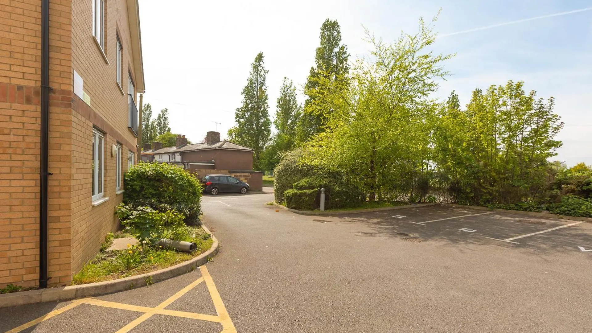 Cosy 2Br Flat With Patio, Heathrow 5 Mins Away Apartment Stanwell