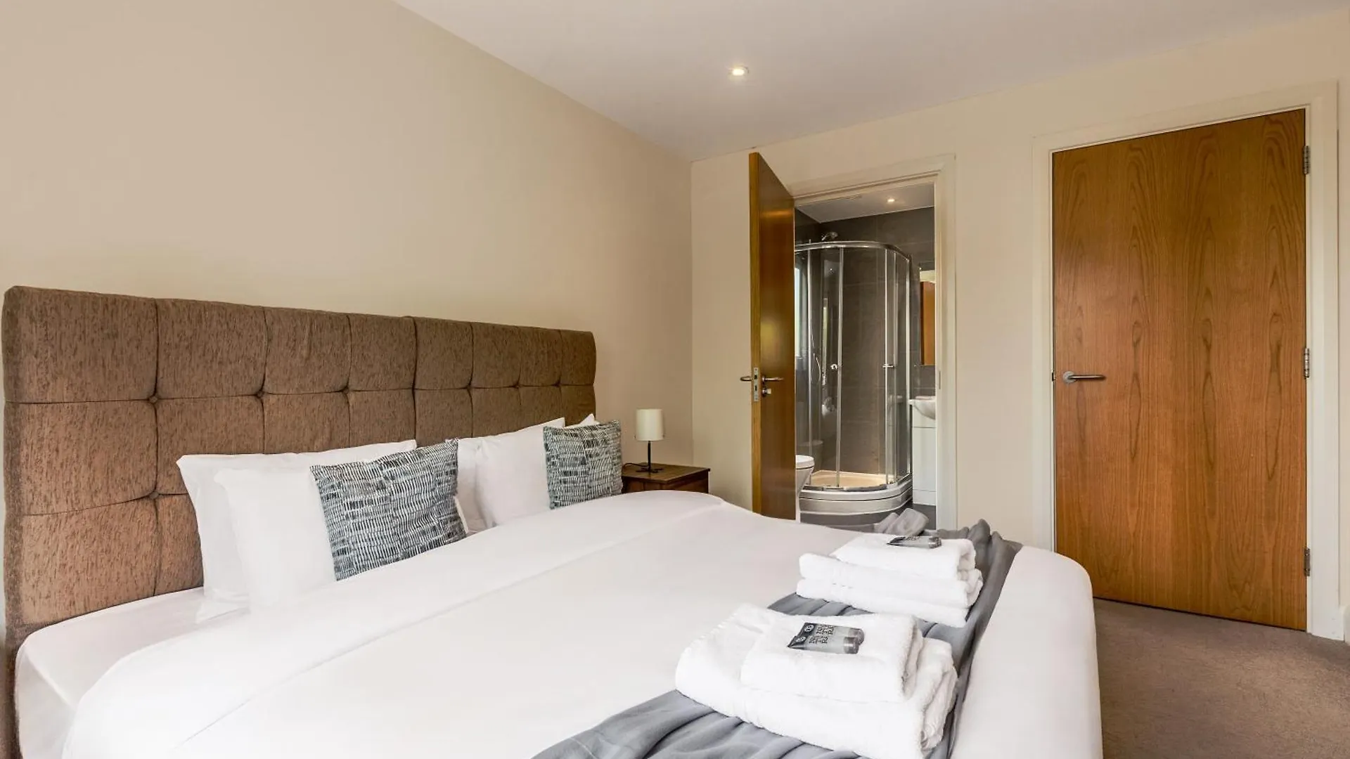 Cosy 2Br Flat With Patio, Heathrow 5 Mins Away Apartment Stanwell