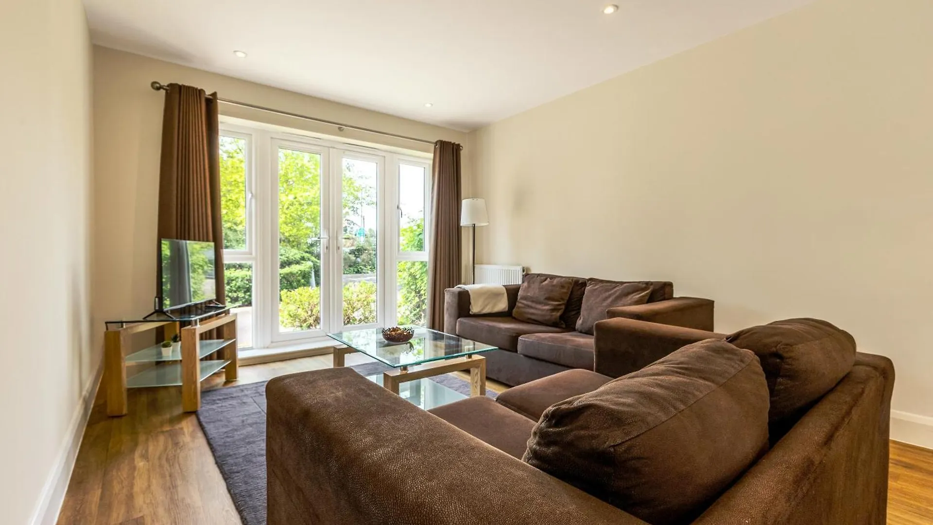 Cosy 2Br Flat With Patio, Heathrow 5 Mins Away Apartment Stanwell 0*,
